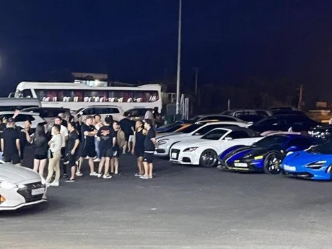 Dàn 20 siêu xe lưu thông trên cao tốc TP Hồ Chí Minh - Dầu Giây bị phạt hàng loạt lỗi vi phạm