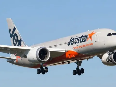 Liên tiếp gặp sự cố ly kỳ, máy bay Jetstar nhốt khách trong 7 giờ
