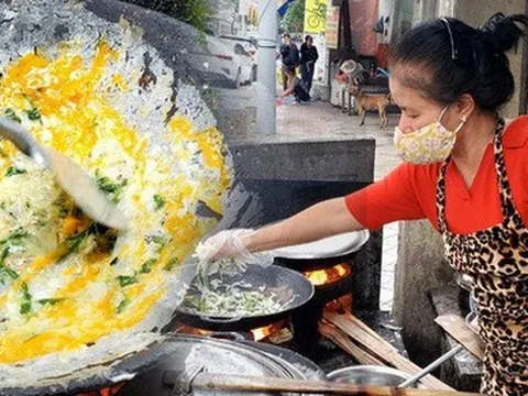 Thưởng thức món bánh chế biến trên chảo gang: Càng ăn càng "khoái"