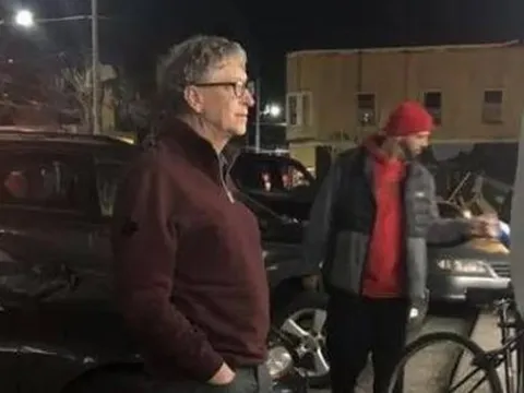 Tỷ phú Bill Gates cũng phải ‘xếp hàng’ mua đồ ăn và cắt tóc
