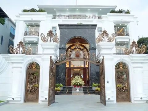 Căn siêu biệt thự trên mảnh đất 700m2 ở Đà Nẵng: Đèn chùm bằng pha lê mạ vàng 24k nặng vài tấn, phòng ngủ cho con trai 3 tuổi rộng gần 80m2