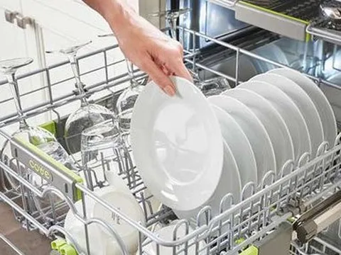 Bạn thực sự có thể tiết kiệm tiền bằng việc thay đổi cách xếp đồ vào máy rửa bát và đây là những gì bạn nên làm theo