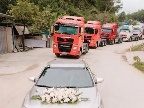 Chú rể Hà Tĩnh "chơi lớn" rước dâu bằng 20 xe container