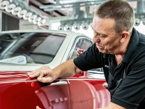 Nghệ nhân duy nhất vẽ tay từng đường kẻ cho Rolls-Royce "vất vả" tìm "người kế vị": Con trai không hứng thú, học viên thiếu kiên nhẫn dù tương lai sẽ có mức lương 6 con số