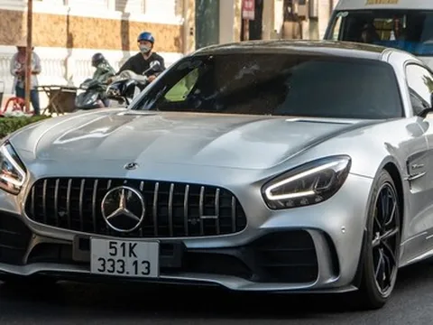 Ông Vũ nói về Mercedes-AMG GT R: 'Dễ lái trong phố hơn siêu xe, nhưng đầu xe dài nên khó căn khoảng cách'