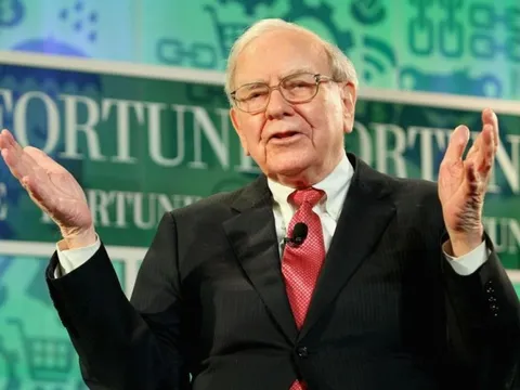 Vị tỷ phú siêu tiết kiệm, sống trong ngôi nhà mua từ 65 năm trước, dùng điện thoại nắp gập