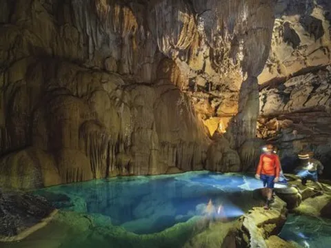 Cảnh đẹp siêu thực như ‘thế giới khác’ trong hang động mới ở Quảng Bình