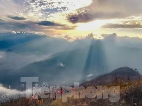 Săn mây giữa khung cảnh 'thần tiên' trên đỉnh núi Lảo Thẩn - Y Tý