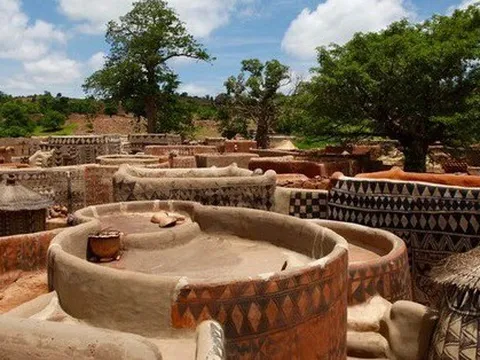 Ngôi làng độc nhất vô nhị, từng nếp nhà là tuyệt tác nghệ thuật do bàn tay người phụ nữ tạo ra