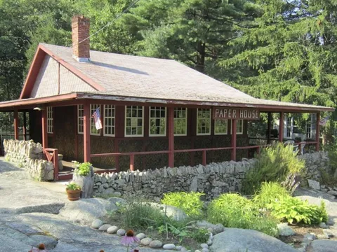 Ngôi nhà không tốn gạch vữa, xi măng: Được chắp vá 99% từ giấy báo, 100 năm vẫn chẳng khác là bao