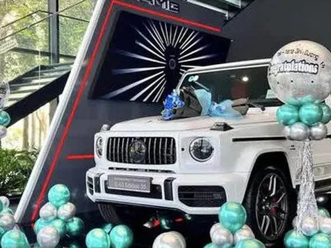 Quà 8/3 của "nhà người ta": Chồng tặng vợ G63 giá 12 tỷ đồng, có người tự mua Porsche thưởng bản thân