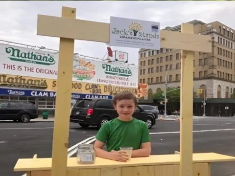 Tài không đợi tuổi: Cậu bé 8 tuổi vay ngân hàng 5.000 USD khởi nghiệp với ly nước chanh, thuê "bạn bè" bán hàng, 10 tuổi thành công chốt deal tiền tỷ trong Shark Tank