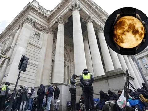 Không phải Rolex hay Patek Philippe, đồng hồ giá vài triệu đồng vẫn được "dân chơi" sừng sỏ để mắt: Bất chấp thời lạnh 3 độ, xếp hàng thâu đêm để mua