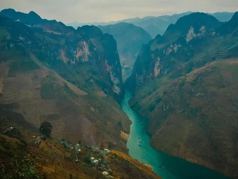 Ngắm "dải lụa xanh ngọc" dưới hẻm vực sâu nhất Đông Nam Á