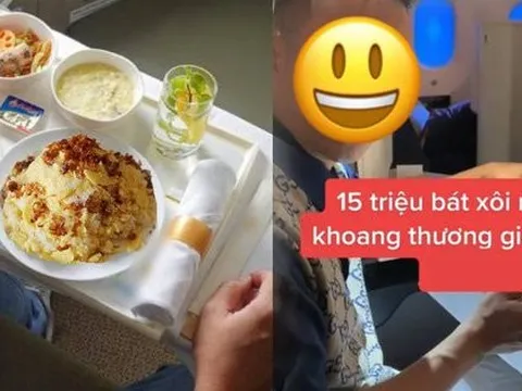 Review bát xôi ngô 15 triệu đồng trên máy bay, TikToker bị cộng đồng mạng chê bai dữ dội vì "làm màu" quá