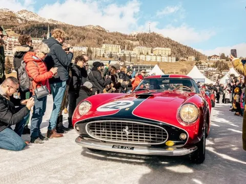 Trong đúng 2 ngày, một địa chỉ bất ngờ "lột xác" thành chốn gặp gỡ của giới siêu giàu, "lác mắt" với loạt xe hiếm có tiền cũng không mua được