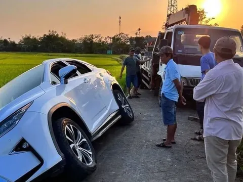 Đằng sau những bức ảnh TNGT: Bất cẩn, tài xế khiến Lexus RX350 rơi xuống ruộng