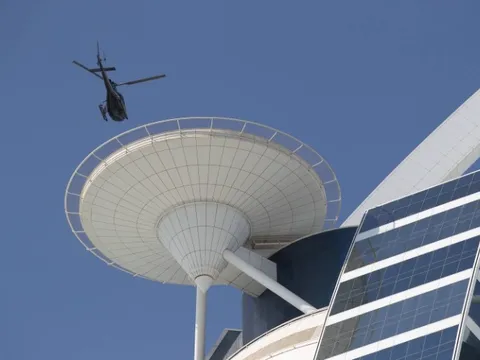 Công trình dát vàng nổi giữa biển ở UAE: Nạm trần bằng pha lê, giá 1 đêm cỡ nửa tỷ đồng