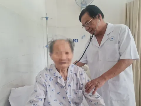 Cụ ông 98 tuổi được phẫu thuật u tuyến tiền liệt bằng kỹ thuật mới