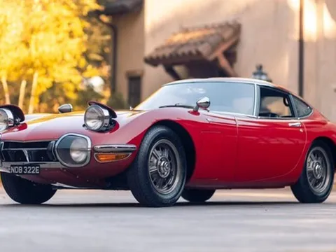 Chiếc xe có hình thù “chẳng giống ai” vô tình trở thành cứu tinh của hãng xe Nhật: Vừa mới ra mắt đã khiến Porsche phải chao đảo