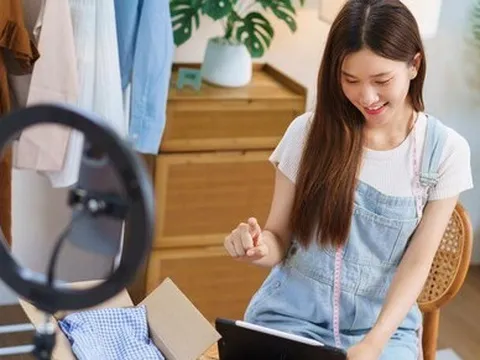 22 tuổi ngồi nhà kiếm gần 3 tỷ đồng nhờ quần áo cũ, tôi nhận ra: Bỏ việc hành chính là quyết định đúng đắn trong đời!