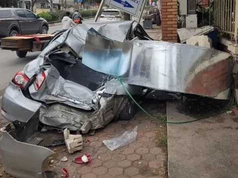 Đằng sau những bức ảnh TNGT: Hình ảnh kinh hoàng khi cuộn thép "là phẳng" Toyota Altis đang đỗ