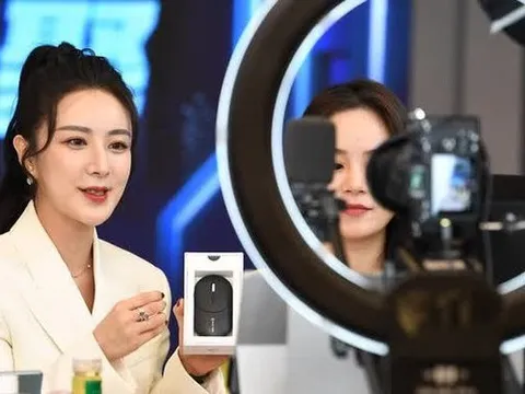 Bán 1.300 cái áo trong 2 phút, kiếm 8,2 tỷ đồng chỉ trong 2 ngày - Livestream chốt đơn có sức mạnh khủng khiếp đến thế nào?