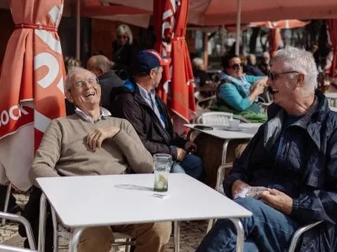 Sướng như người già Pháp: Lương hưu cao chót vót, chính phủ trả hết tiền y tế, thời gian rảnh thoải mái đi du lịch, hưởng thụ cuộc sống