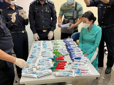 CLIP: Cận cảnh soi chiếu phát hiện hơn 11 kg ma tuý do 4 tiếp viên Vietnam Airlines vận chuyển
