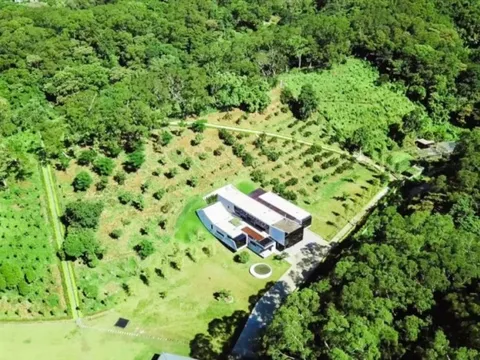 Doanh nhân 54 tuổi "bỏ phố về quê", mua trọn ngọn đồi 30.000m2 để ở ẩn: Mất vài năm để mua xong đất, xây biệt thự "không mái" giành huy chương vàng trong cuộc thi thiết kế nội thất