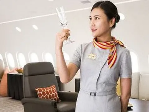 Đặc quyền của tiếp viên hàng không trên phi cơ riêng cho giới siêu giàu: Kiếm 12 triệu đồng/ ngày, được tặng đồ hiệu là chuyện thường