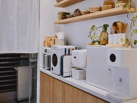 Căn bếp màu trắng rộng 7m2 theo phong cách tối giản nhưng không tẻ nhạt