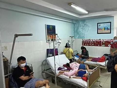 Hàng chục học sinh nghi ngộ độc sau khi nhận bóng bay của 4 người lạ mặt