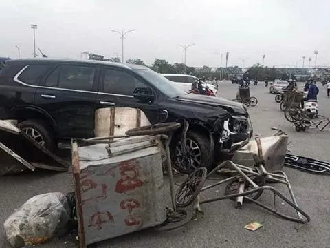 Đằng sau những bức ảnh TNGT: Không làm chủ tốc độ, tài xế Ford Everest đâm hàng loạt xe thu gom rác