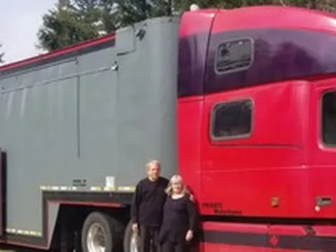 Đôi vợ chồng nghỉ hưu dành 5 năm biến xe tải cũ thành ngôi nhà di động