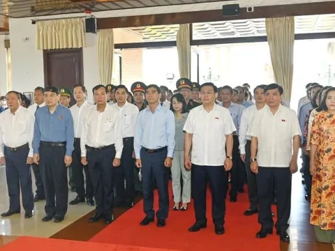 Chủ tịch Quốc hội Vương Đình Huệ dâng hương viếng Chủ tịch Hồ Chí Minh