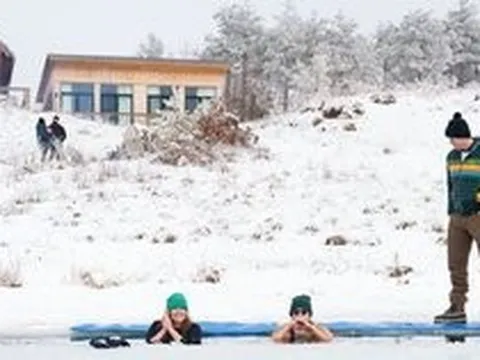 Nhịn ăn, tắm dưới sông băng: Xu hướng du lịch 'gây sốt' của giới nhà giàu