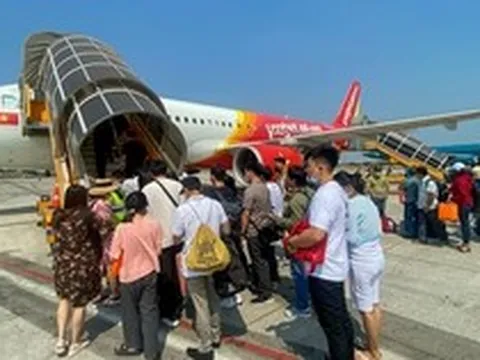 Giá vé máy bay cao cản trở phục hồi du lịch
