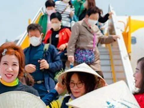 Nha Trang đón 11 chuyến bay charter chở hơn 2.200 khách Hàn Quốc đến du lịch
