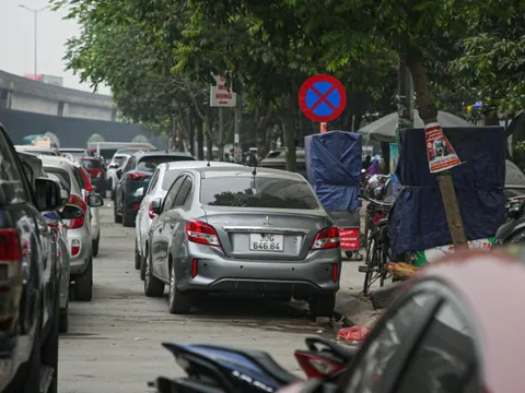 Bị phạt vì đỗ xe giữa lòng đường, tài xế nói 'biết sai nhưng không còn cách nào'