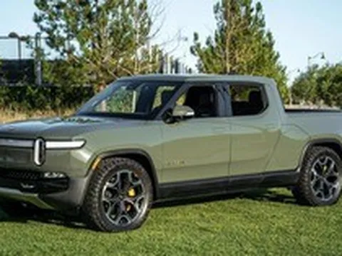 Bán tải độ loa ở thùng xưa rồi, chiếc xe này còn gắn TV 40” kèm soundbar: Gập xuống như ‘zin’, mở lên thành rạp phim di động