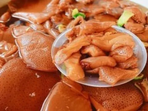 Sống ở Hà Nội bao năm nhưng nhiều người vẫn chưa từng thử ăn sứa đỏ: Hương vị thế nào mà "cuốn" vậy?