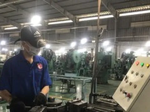 Đơn hàng giảm mạnh, lao động thiếu hụt, doanh nghiệp ‘nín thở’ chờ thời