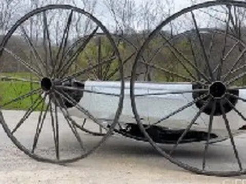 Các hãng cố gắng làm công nghệ chống lật xe thì chủ chiếc Tesla này tự lộn ngược lại để đi, bánh xe tự chế cao bằng cả căn nhà