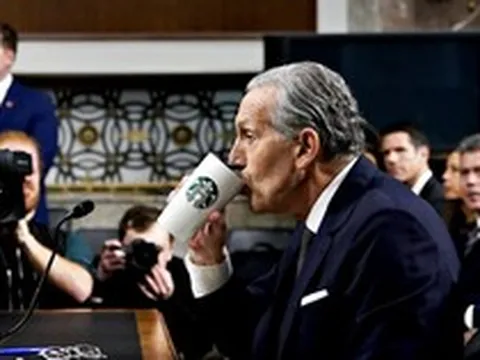 Bị gọi là tỷ phú, Cựu CEO Starbucks Howard Schultz tức giận: Đấy là tiền của tôi, chẳng ai cho không tôi cả