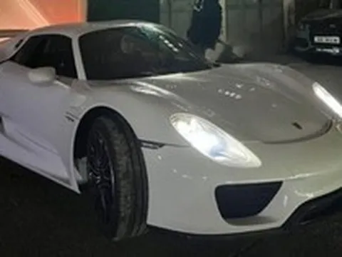 Chơi siêu xe hiếm không đơn giản: Ông Đặng Lê Nguyên Vũ đưa Porsche 918 Spyder vượt nghìn km ra Hà Nội làm thủ tục lăn bánh sau gần 1 năm ‘cất kho’