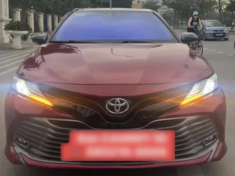 Rao bán Toyota Camry 2.5Q rẻ hơn thị trường 300 triệu, chủ xe thật thà: 'Xe tai nạn làm lại nhưng máy móc còn zin'