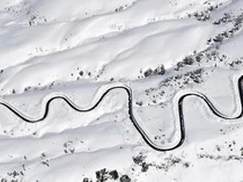 Tuyến đường phủ đầy tuyết vẽ nên đường cong tuyệt đẹp ở thị trấn du lịch nổi tiếng Nhật Bản