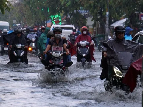 Mưa trắng trời, đường phố ngập lênh láng, người dân TP.HCM rẽ sóng nước về nhà