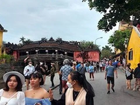 Tất cả du khách buộc phải mua vé khi vào phố cổ Hội An, kể cả đi dạo